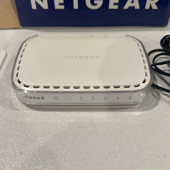 Netgear 5 port fast Ethernet switch 10/100 mps - Picture 4 of 6